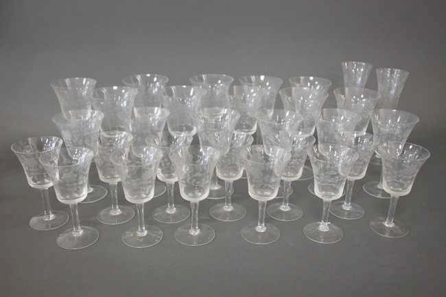 PARTIE DE SERVICE DE VERRES A PIEDS en verre...