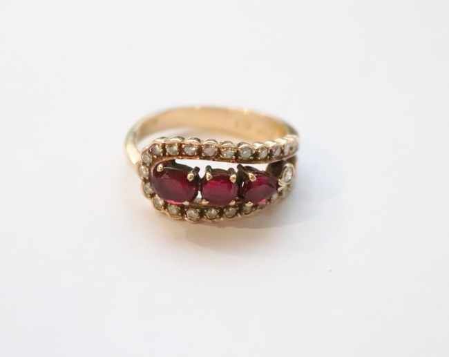 BAGUE en or (585) de forme boucle avec trois...