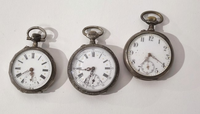 TROIS MONTRES DE POCHE en argent, cache-poussières...