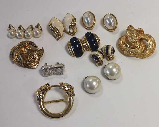 LOT DE BIJOUX FANTAISIE, comprenant une broche...