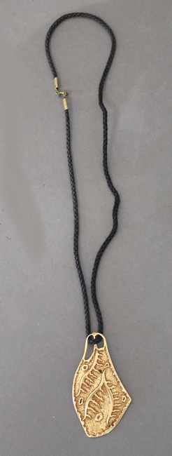 PENDENTIF en plaqué or de style brutaliste...