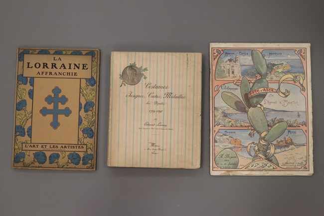 E. LAUNAY, Costumes, insignes, cartes, médailles...
