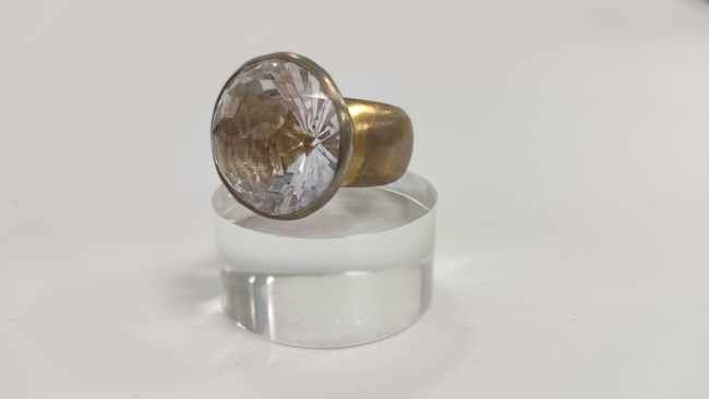 IMPORTANTE BAGUE en argent (925) doré ornée...
