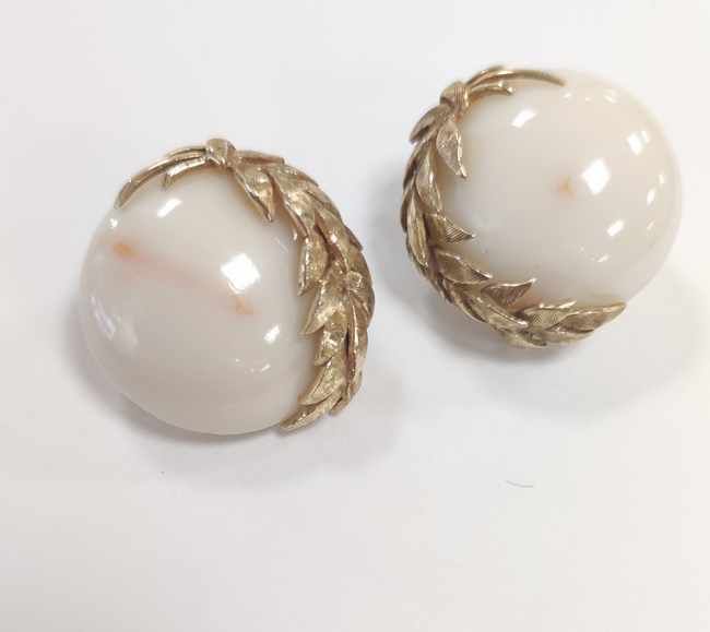 PAIRE DE CLIPS D'OREILLES en métal doré ornés...