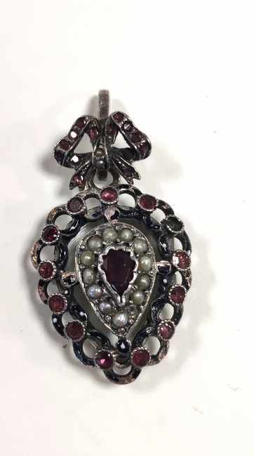 RARE BIJOU DE SENTIMENT, pendentif stylisant...