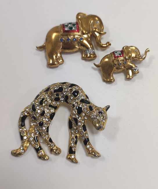 TROIS BROCHES FANTAISIE à motif animalier...