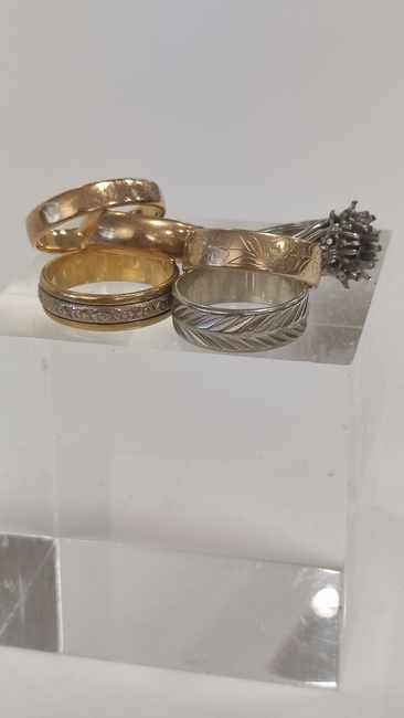 CINQ ALLIANCES ET UNE MONTURE DE BAGUE en...