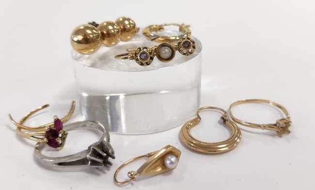 LOT DE BIJOUX divers, accidentés et dépareillés...