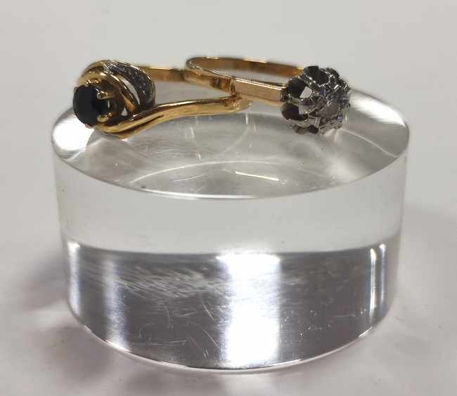 DEUX BAGUES en or (750), l'une type tourbillon...