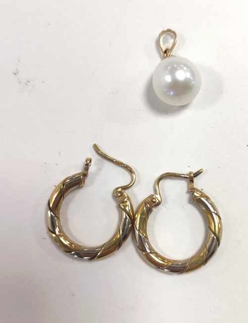 PAIRE DE D'ANNEAUX D'OREILLES en or (750)...