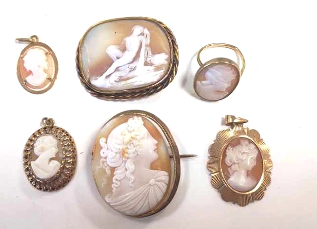 Ensemble de BIJOUX en or (750) et camées...