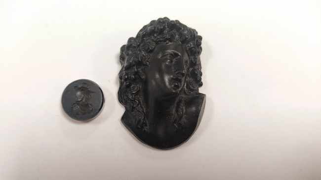 INTAILLE ronde sur hématite à profil d’un...