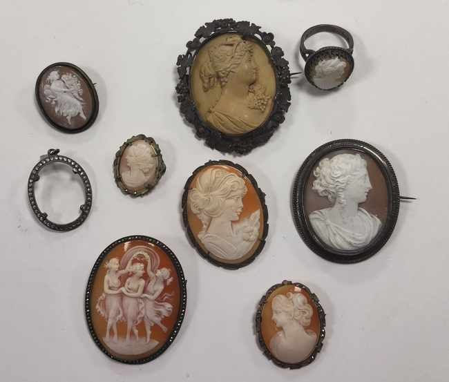 ENSEMBLE DE SEPT BROCHES en argent (800),...