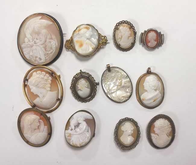 ENSEMBLE DE DIX BROCHES en métal et camées...