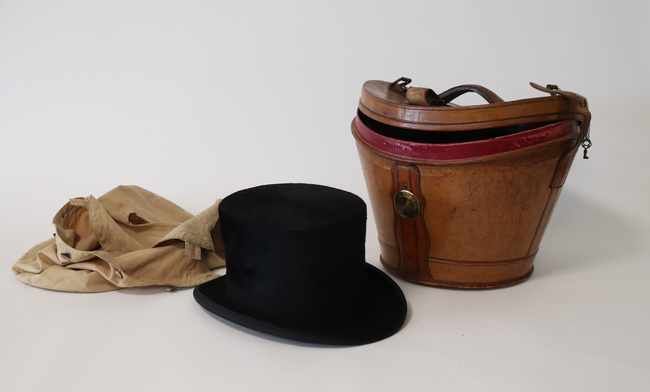 CHAPEAU haut de forme en velour noir signé...