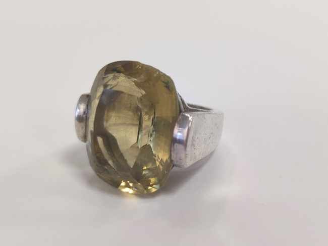IMPORTANTE BAGUE en argent (925) enserrant...