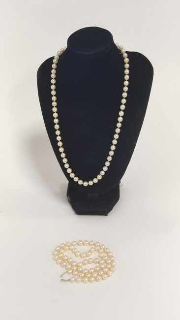 COLLIER de perles, à fermoir en or jaune...