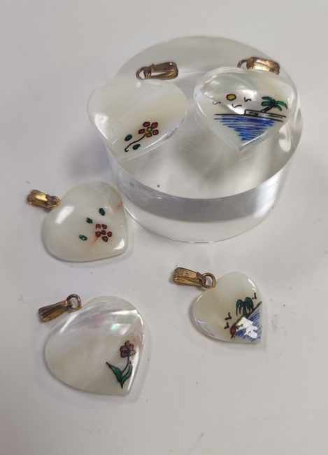 CINQ PENDENTIFS COEURS en nacre à décor peint...