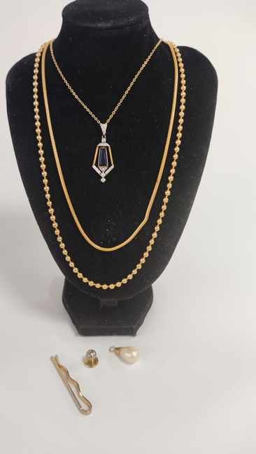 LOT DE BIJOUX FANTAISIES comprenant : deux...