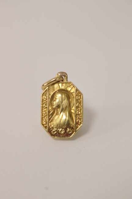 MÉDAILLE de baptême en or jaune (750) représentant...