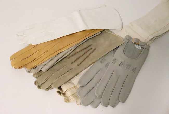 DEUX PAIRES DE GANTS en cuir, l'une blanche...