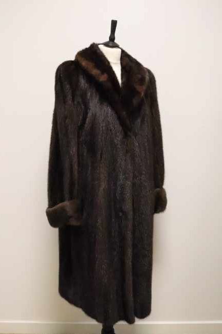 MANTEAU long en vison brun à large col, fermeture...