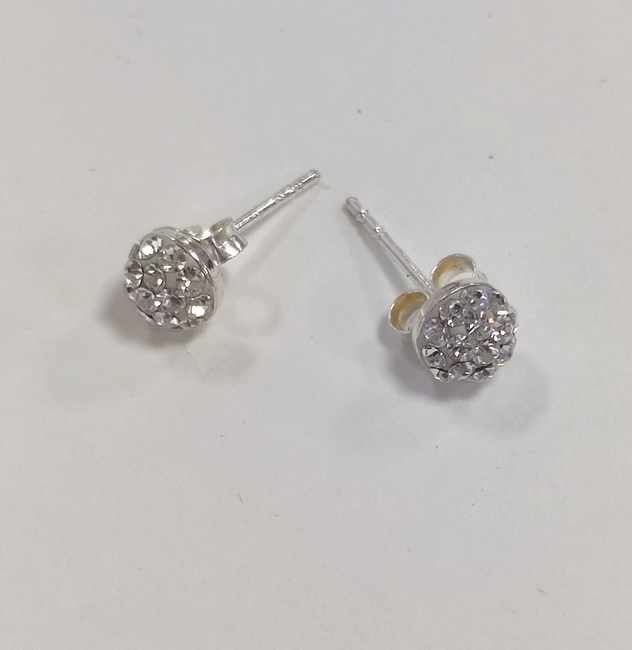 PAIRE DE BOUTONS D’OREILLES ronds en or gris...