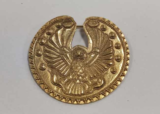 BROCHE ronde en métal doré à décor d’un ...