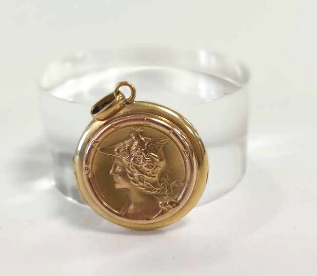 PENDENTIF médaillon en or jaune (750) à décor...