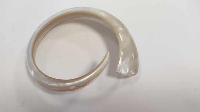 BRACELET rigide en nacre.
