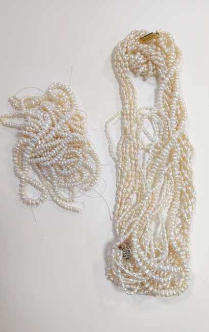 LOT DE QUATRE COLLIERS de perles et nacre,...