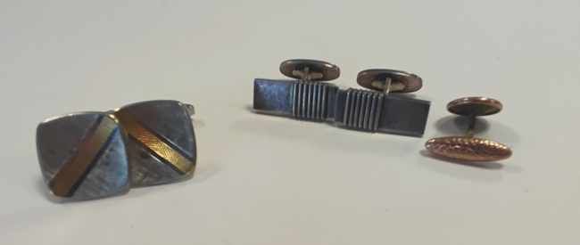 DEUX PAIRES DE BOUTONS DE MANCHETTES en argent...