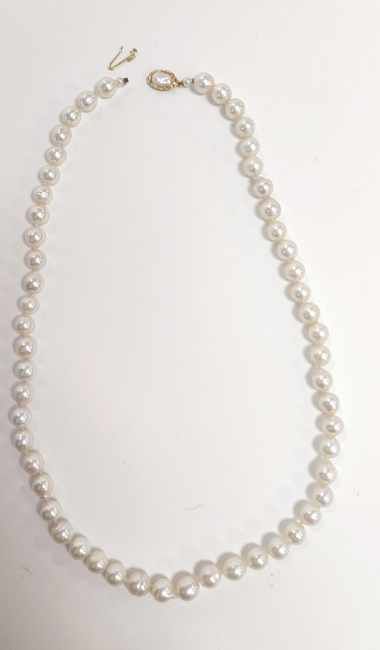 COLLIER de perles à fermoir en or (750)
