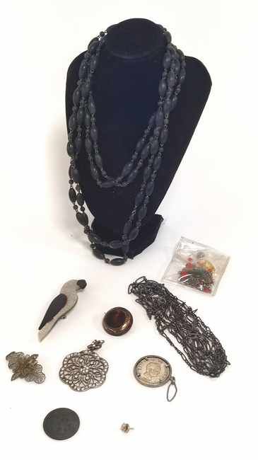 LOT DE BIJOUX FANTAISIES comprenant : broche...