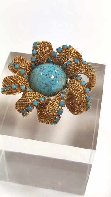 BROCHE ROSACE RUBAN en métal doré et pierres...