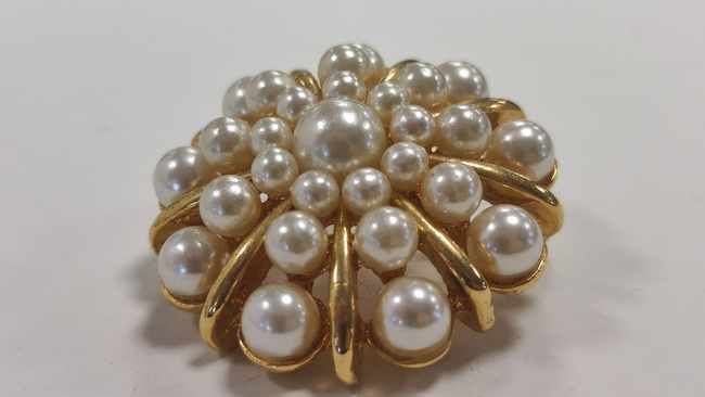BROCHE ROSACE en métal doré et perles fa...