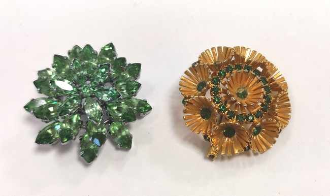 DEUX BROCHES FANTAISIES en métal doré et...