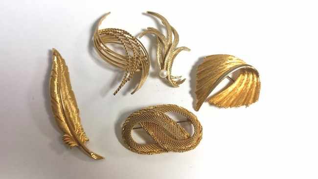 LOT DE CINQ BROCHES FANTAISIES en métal doré...