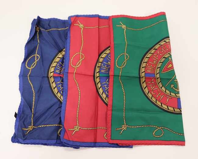 TROIS FOULARD en soie polychrome à décor...