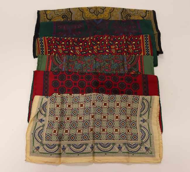 SIX FOULARDS en soie polychrome à décor de...