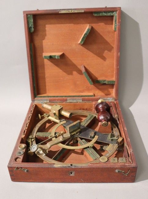 SEXTANT avec prise vissable en acajou, divers...