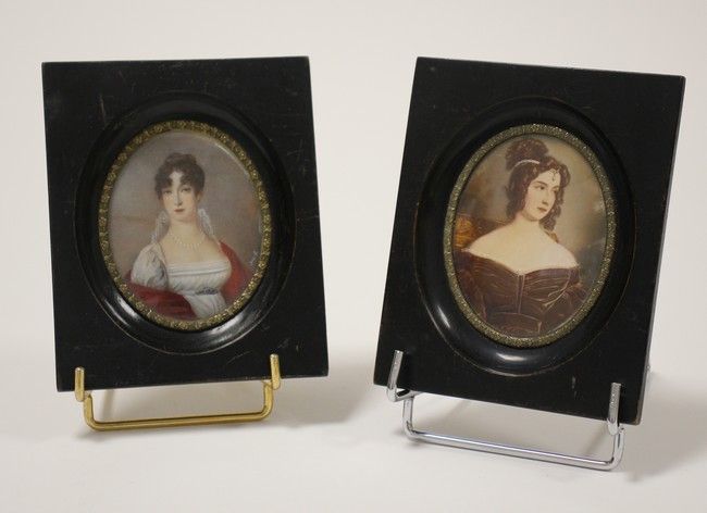 DEUX MINIATURES ovales représentant des portraits...