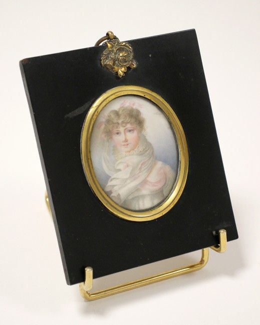 MINIATURE ovale représentant une femme à...