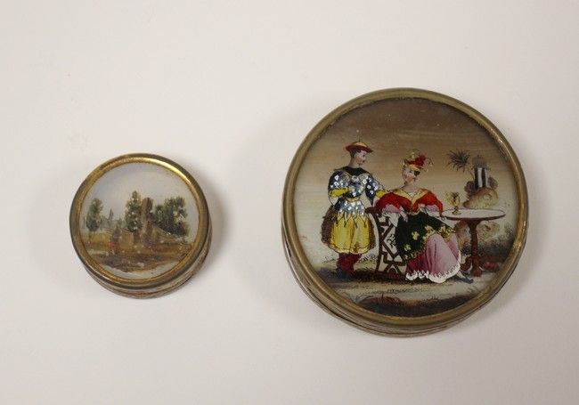 DEUX BOÎTES rondes dites à pralines, avec...