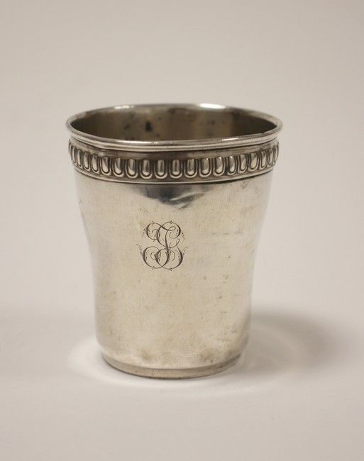 TIMBALE en argent balustre à frise godonnée...