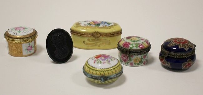 CINQ BOÎTES A PILULES en porcelaine émaillée,...