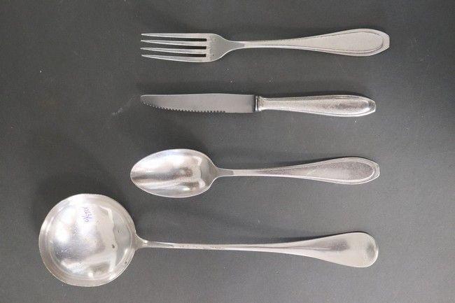 MENAGERE DE COUVERTS EN METAL BLANC modèle...
