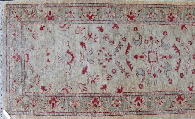 TAPIS GALERIE en laine crème à décor rouge...