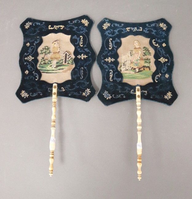 DEUX EVENTAILS PLATS chantournés en velours...