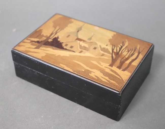 BOÎTE rectangulaire, le plateau marqueté...